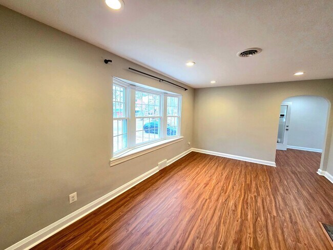 Foto del edificio - Beautiful 3 BR/1.5 BA Single-Family Home i...