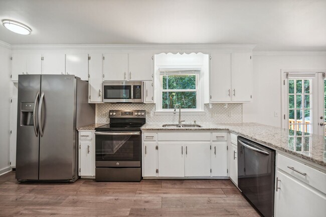 Foto del edificio - Welcome to this charming 3-bedroom, 2-bath...