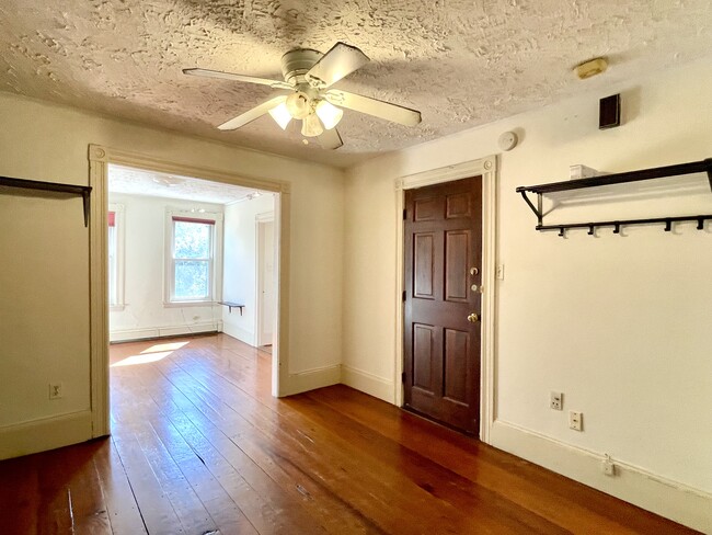 Building Photo - 14 Mead St