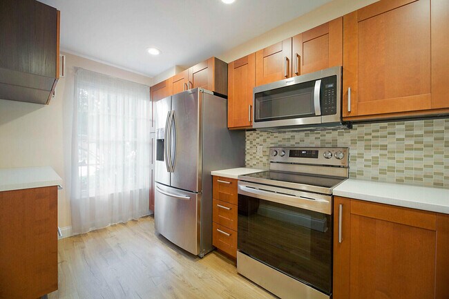 Building Photo - 8046 Sanibel Dr
