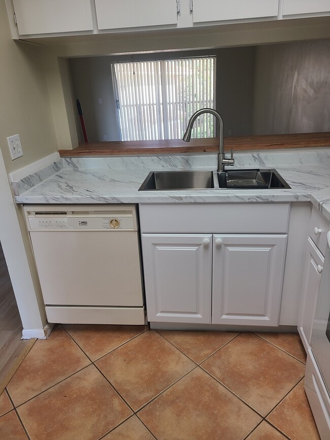 Building Photo - 9927 Three Lakes Cir