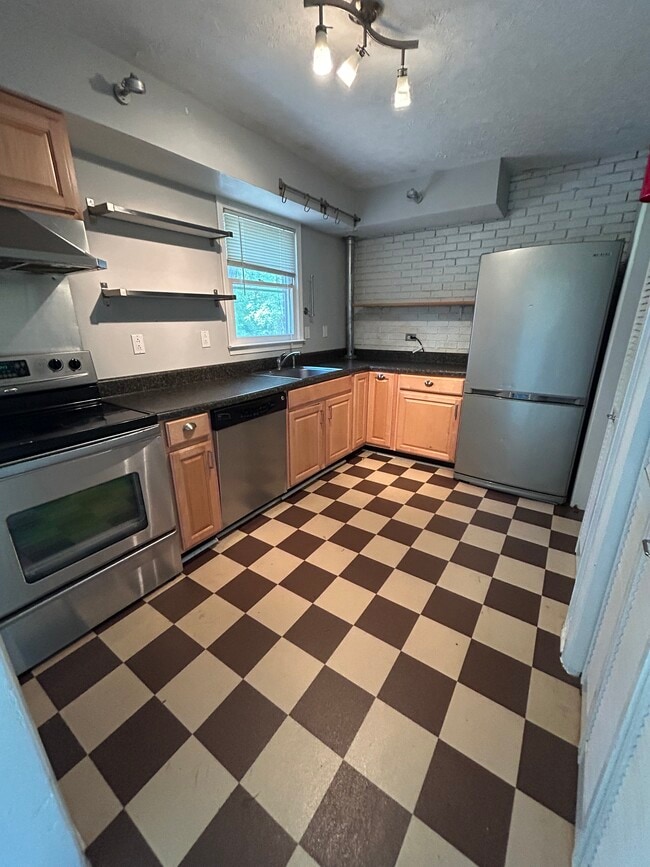 Kitchen - 1120 Rolling Hill Dr