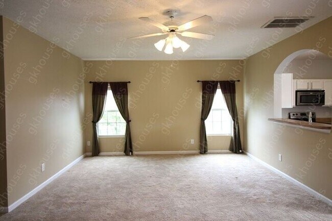Building Photo - 3 Bed /2.5 Bath Home - Available Mid October!