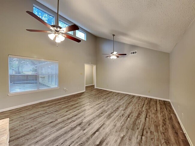 Building Photo - 1403 Ravenscourt Dr