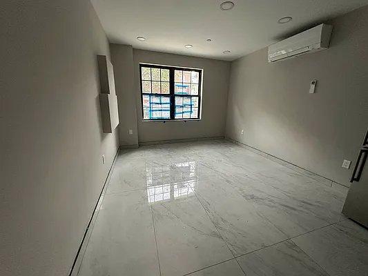 Foto del edificio - 2 bedroom in Bronx NY 10456