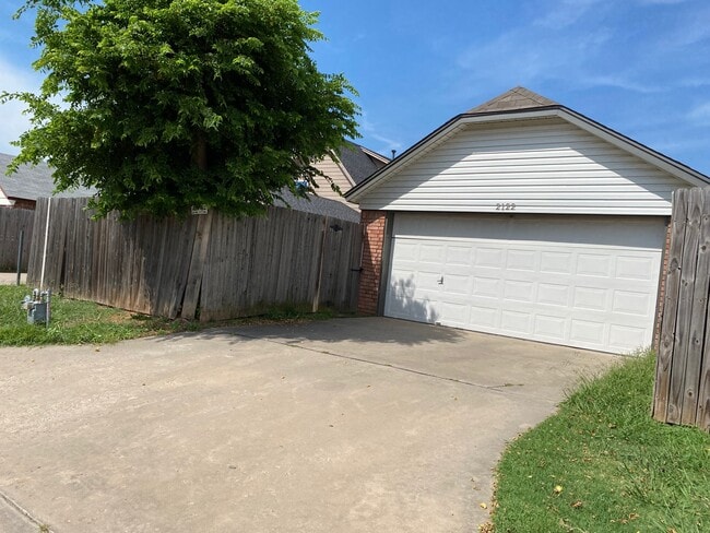 Building Photo - 2122 Meench Dr