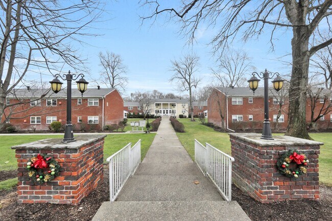 Building Photo - 66 Regency Park