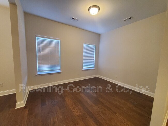 Building Photo - 554 Oakvale Ln