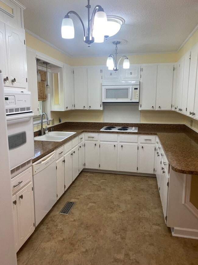 Building Photo - Martin Heights!