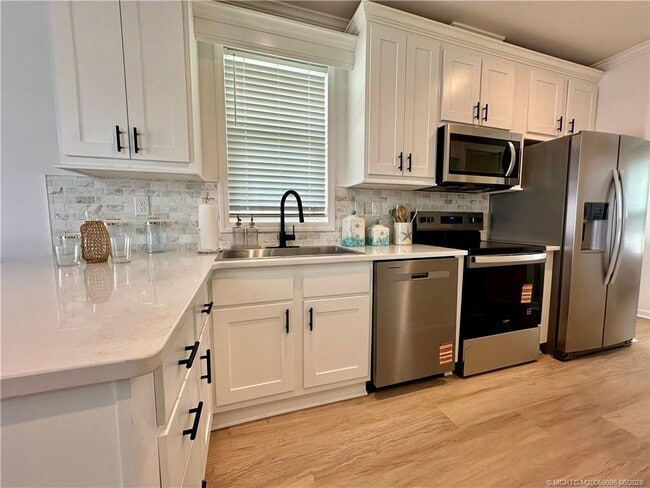 Building Photo - 254 NE Coastal Dr