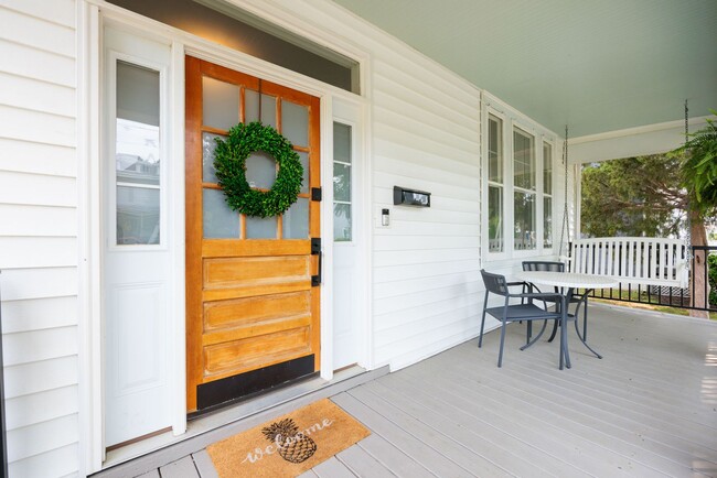 Building Photo - Gorgeous 3 Bedroom Home Non Montrose Ave!!...