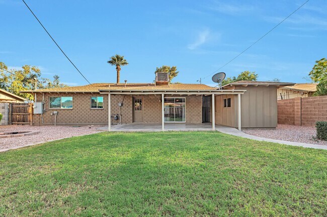 Foto del edificio - 3 BEDROOMS 2 BATHS! GRASS YARD!