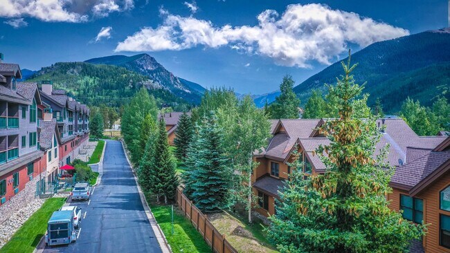 Foto del edificio - Evolve Real Estate: 3-6 Mos Lease Only Large Fully Furnished Condo Walking Distance to Keystone V...