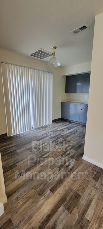 Foto del edificio - 141 N Midland Blvd
