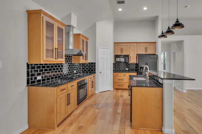Building Photo - 9129 Cottonwood Village Dr