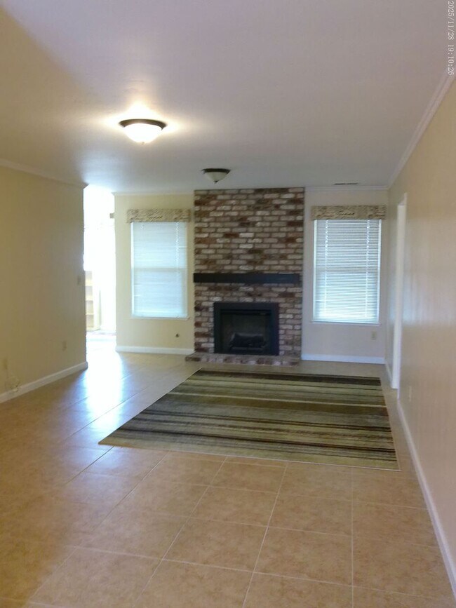 Foto del edificio - 726 Almond Dr