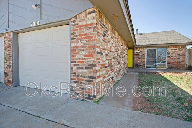 Building Photo - 7010 Woodlake Dr