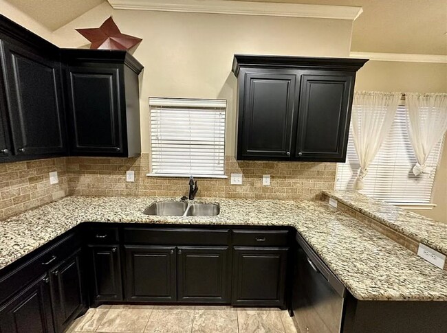 Building Photo - Spacious 3-Bed, 2-Bath Home with Open Floo...