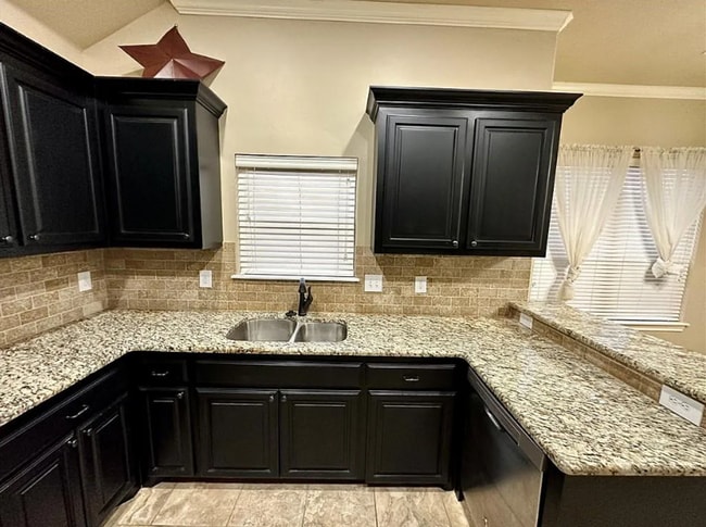Foto del edificio - Spacious 3-Bed, 2-Bath Home with Open Floo...