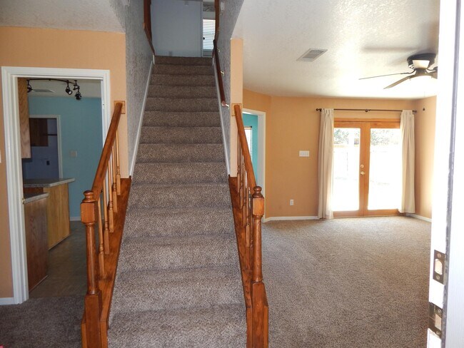 Building Photo - 609 Man O War Dr