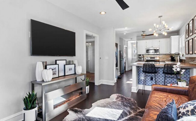 Building Photo - 2048 S 70th St
