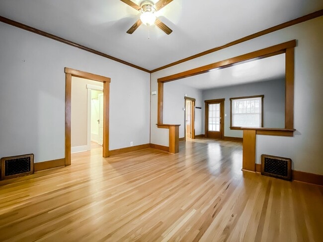 Building Photo - 2 Bed 1 Bath with Hardwood floors
