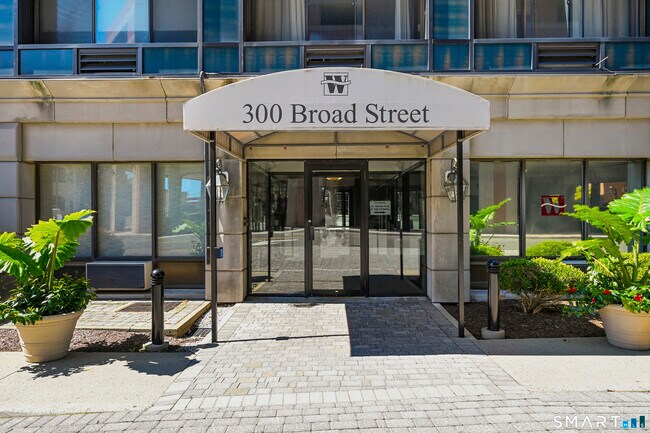 Building Photo - 300 Broad St