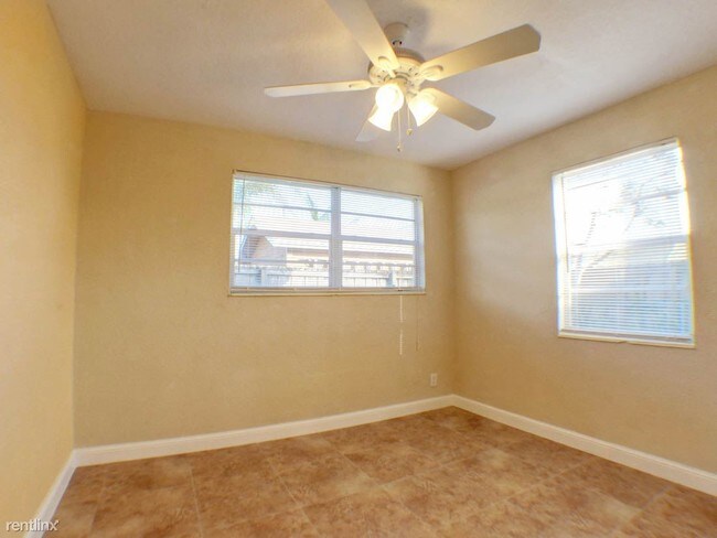 Building Photo - 3 br, 1 bath House - 5620 SW 40th Court