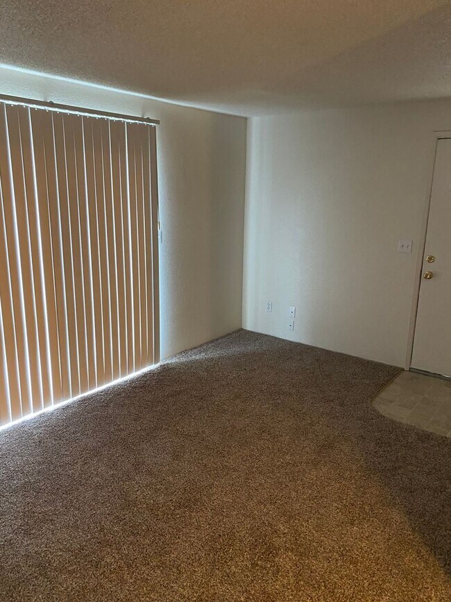 Building Photo - One Bedroom Apartment! Close to it All!!!