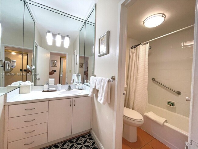 Building Photo - 100 Lincoln Rd