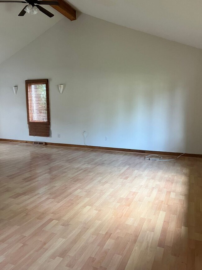 Building Photo - Split Level Home near Willow Lawn