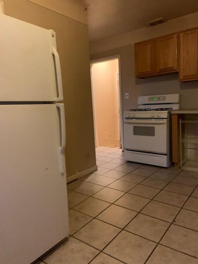 Building Photo - 2 Bedroom Single Family Home