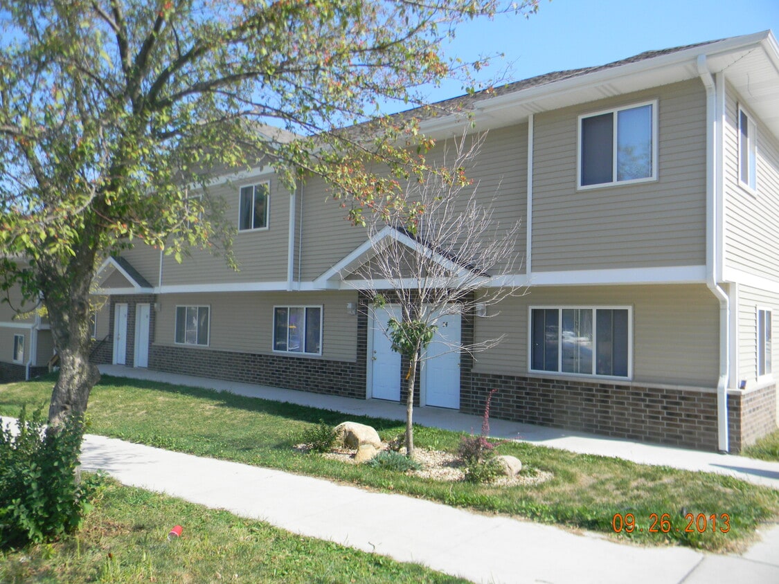 2212 Olive St, Cedar Falls, IA 50613 Townhome Rentals in Cedar Falls