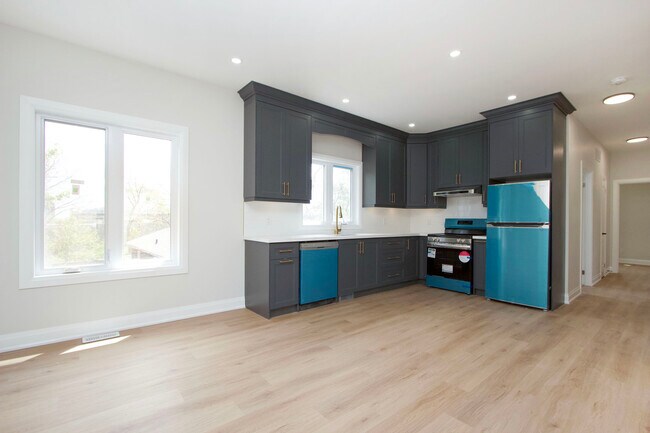 Photo du bâtiment - Stunning 3-Bedroom Legal Apartment for Ren...
