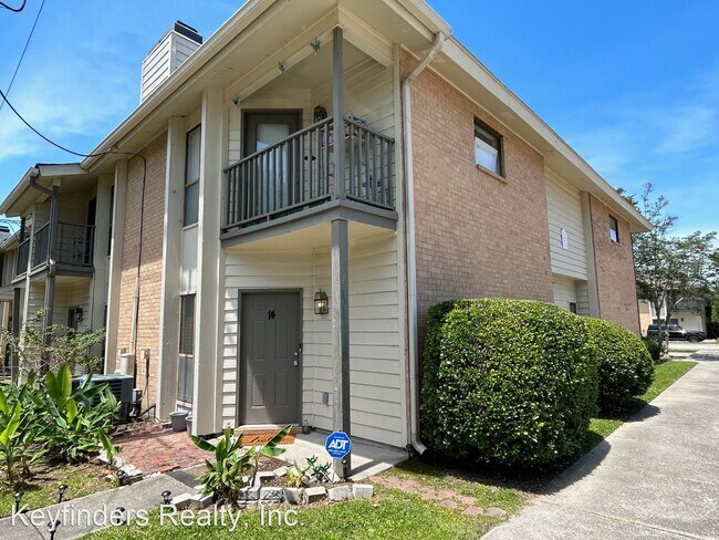 Building Photo - 1 br, 1.5 bath House - 8508 Summa Ave.  Un...