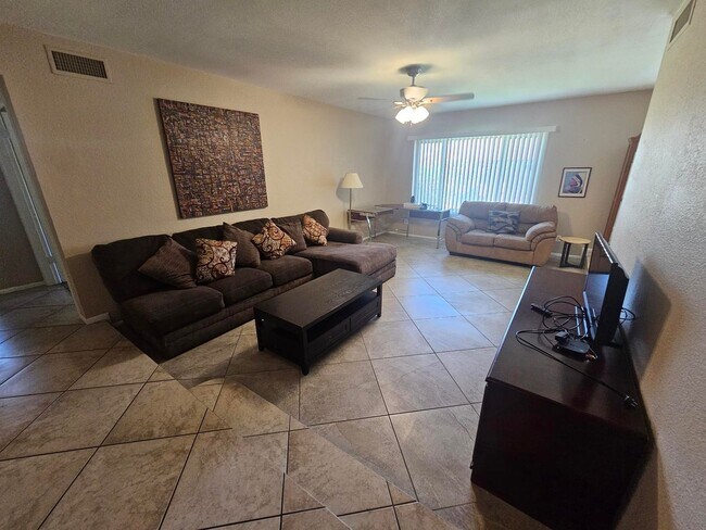 Foto del edificio - 3 Bedroom 2 Bath Furnished Home