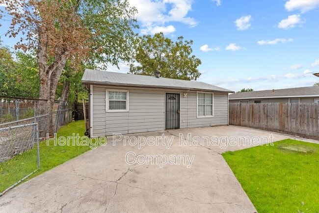 Building Photo - 315 Pool Dr