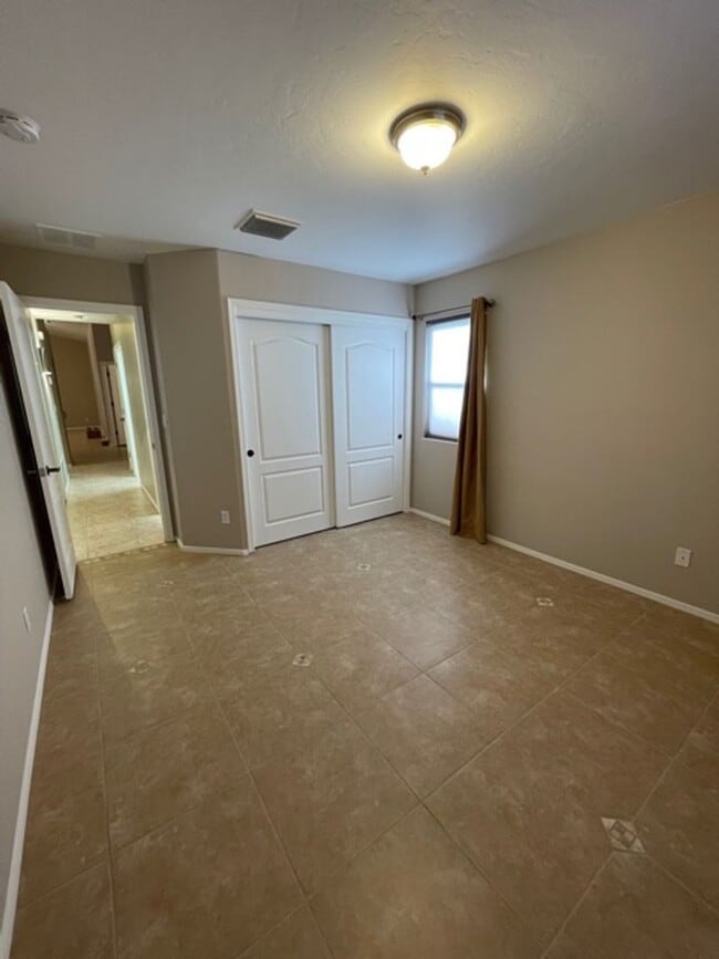 Building Photo - Single story 3bd/ 2bath home located on a ...