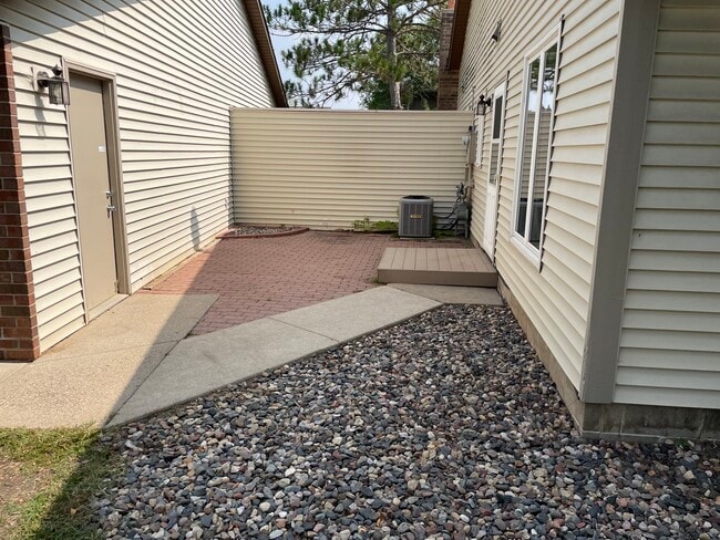 Fotografía del patio tomada antes de la nieve. - 4702 Markham Pt