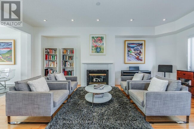 Photo du bâtiment - 10 Filmic Ln