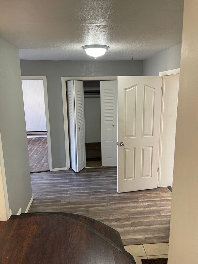 Building Photo - 4 bedroom, 2 bath home