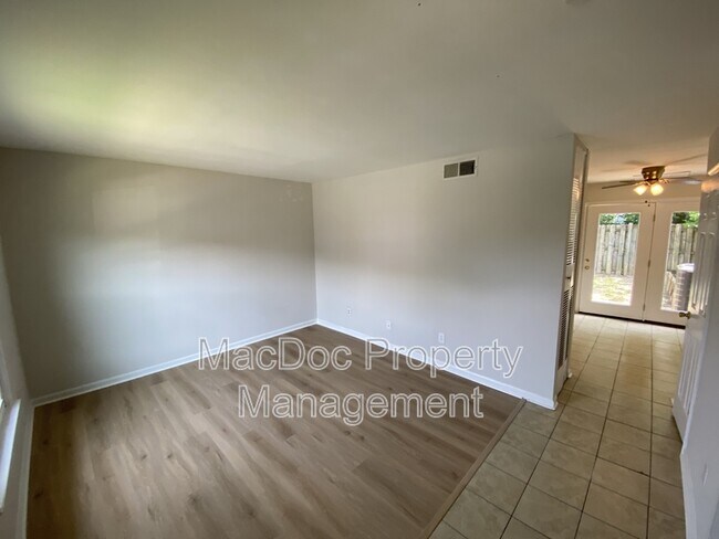 Foto del edificio - 128 Hickok Cir