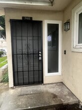 Building Photo - 748 W Hemlock St