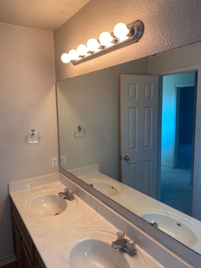 Foto del edificio - AVAILABLE SOON!