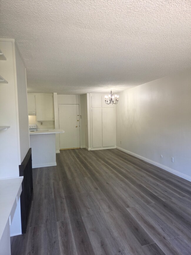 Building Photo - 160 S El Molino Ave