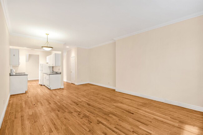 Building Photo - 228 W 82nd St