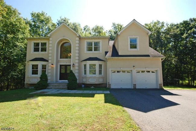 Building Photo - 567 River Rd