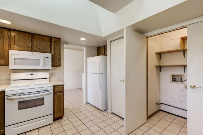 Building Photo - 4 Bed, 2 Bath in CHESHIRE!! Amazing Peak V...