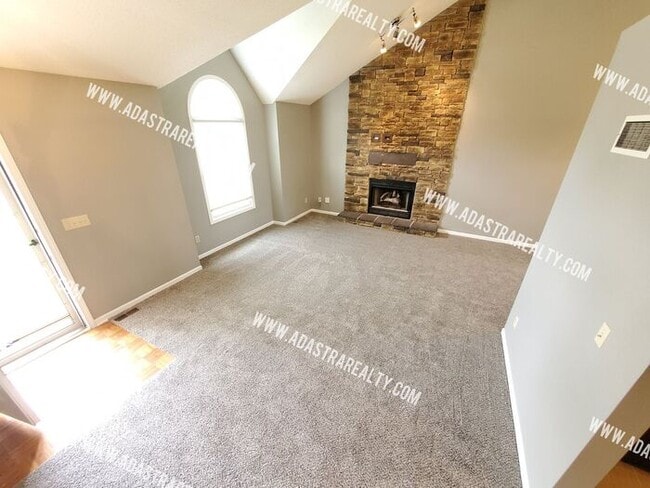 Foto del edificio - Gorgeous Shawnee Mission NW Home-Available...