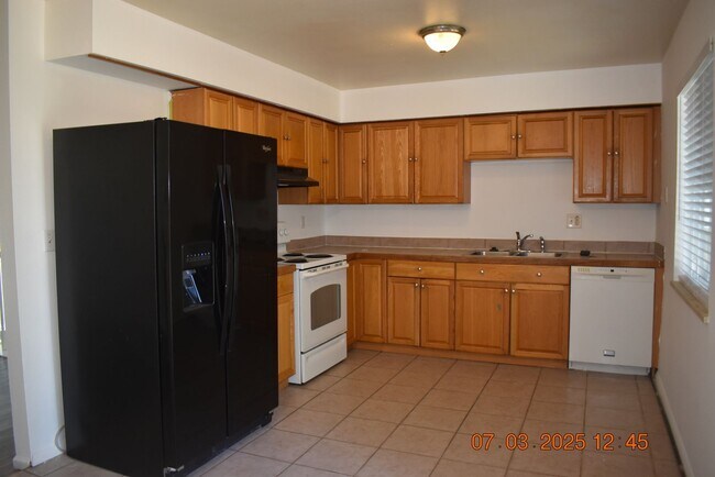 Foto del edificio - 4 bedroom / 2 bathroom / 1976 SF!
